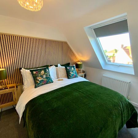 The Hideaway - Luxury Self Catering Coastal Apartment With Private Entrance & Key Box Entry Just A Few Minutes Walk To The Beach, Solent Way Walk, Shops And Many Eateries & Bars - Free Off Road Parking,Full Kitchen, Lounge,Bedroom , Bathroom & Wi-Fi Lymington Exterior foto