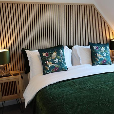 The Hideaway - Luxury Self Catering Coastal Apartment With Private Entrance & Key Box Entry Just A Few Minutes Walk To The Beach, Solent Way Walk, Shops And Many Eateries & Bars - Free Off Road Parking,Full Kitchen, Lounge,Bedroom , Bathroom & Wi-Fi Lymington Exterior foto