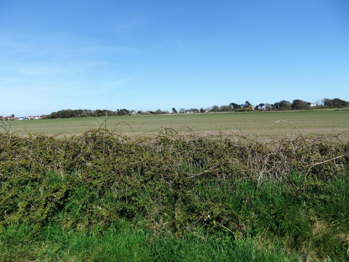 The Hideaway - Luxury Self Catering Coastal Apartment With Private Entrance & Key Box Entry Just A Few Minutes Walk To The Beach, Solent Way Walk, Shops And Many Eateries & Bars - Free Off Road Parking,Full Kitchen, Lounge,Bedroom , Bathroom & Wi-Fi Lymington Exterior foto