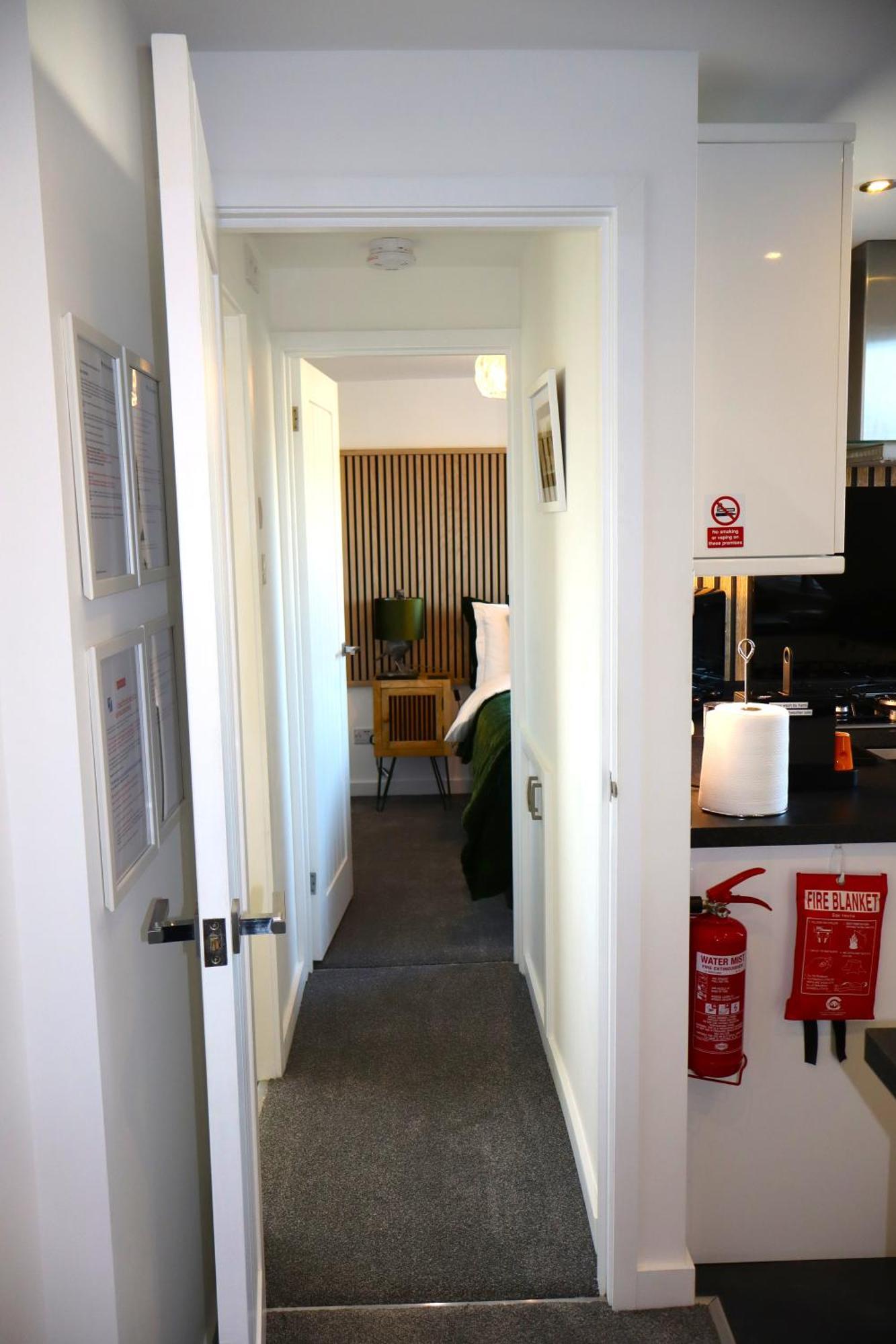 The Hideaway - Luxury Self Catering Coastal Apartment With Private Entrance & Key Box Entry Just A Few Minutes Walk To The Beach, Solent Way Walk, Shops And Many Eateries & Bars - Free Off Road Parking,Full Kitchen, Lounge,Bedroom , Bathroom & Wi-Fi Lymington Exterior foto