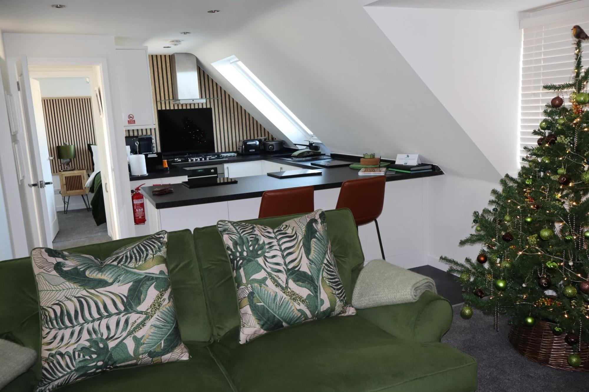 The Hideaway - Luxury Self Catering Coastal Apartment With Private Entrance & Key Box Entry Just A Few Minutes Walk To The Beach, Solent Way Walk, Shops And Many Eateries & Bars - Free Off Road Parking,Full Kitchen, Lounge,Bedroom , Bathroom & Wi-Fi Lymington Exterior foto